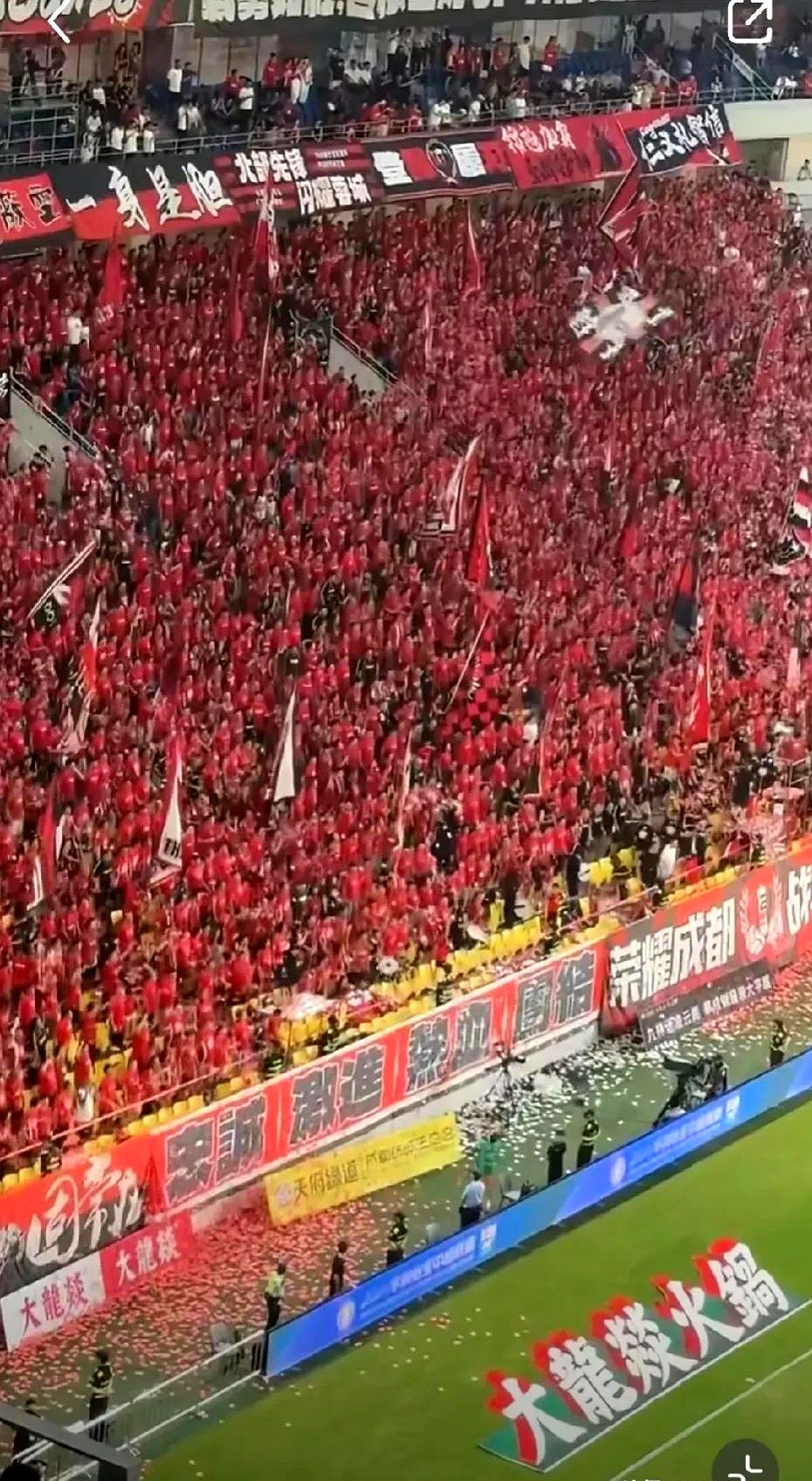 关于支持者热情迎接球队归来,热闹非凡的信息 关于支持者热情迎接球队归来,热闹非凡的信息