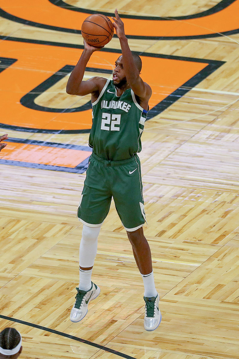 包含雄鹿东契奇压哨三分绝杀爆炸性拔掉尼克斯的词条