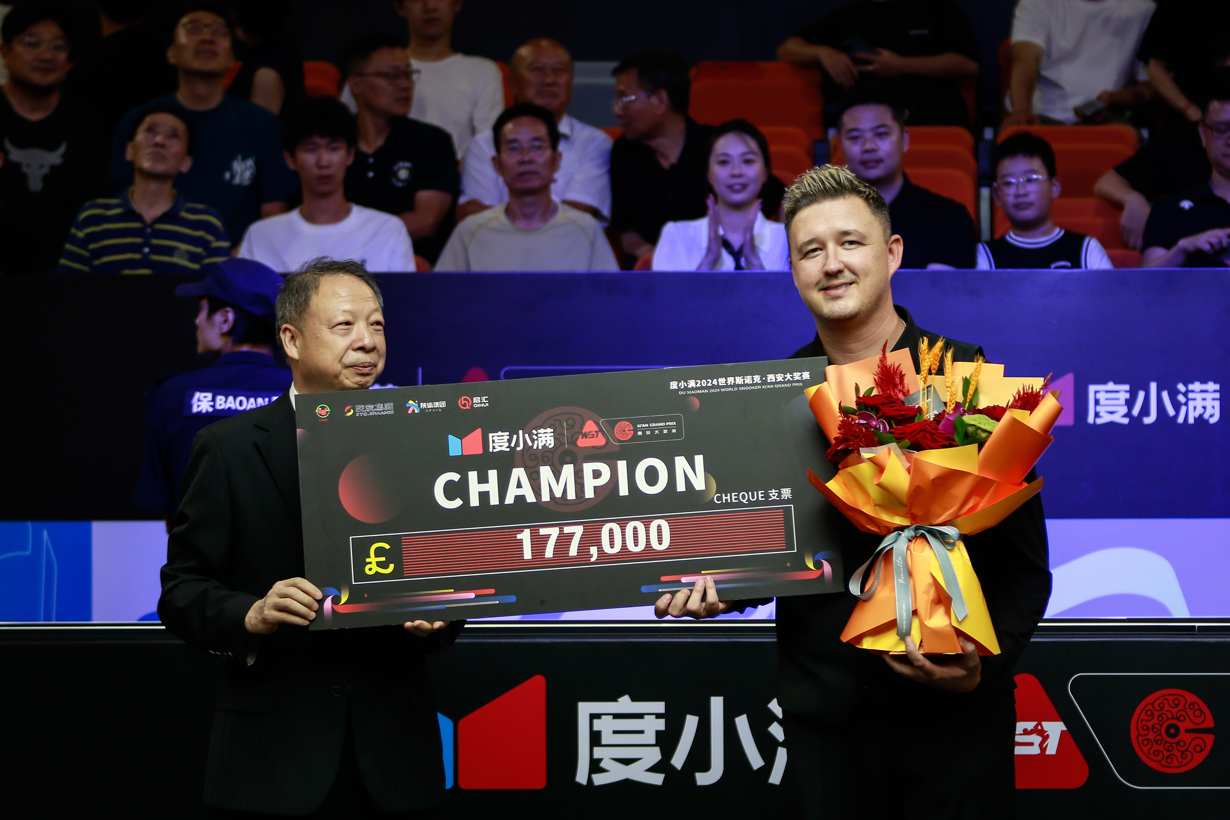 英国划艇运动员斩获金牌,庆祝胜利 英国划艇运动员斩获金牌,庆祝胜利