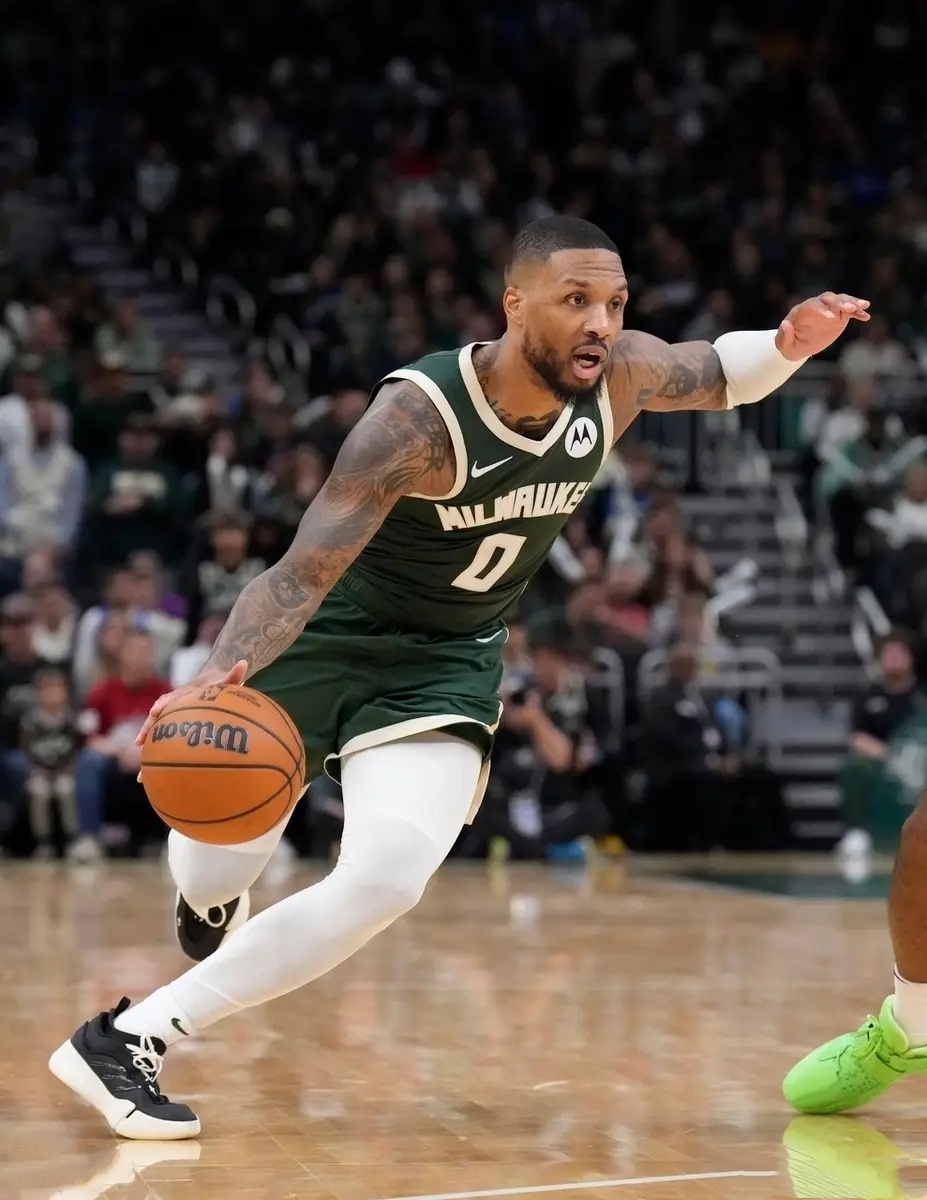 雄鹿主场战胜火箭,喜迎八连胜 雄鹿主场战胜火箭,喜迎八连胜