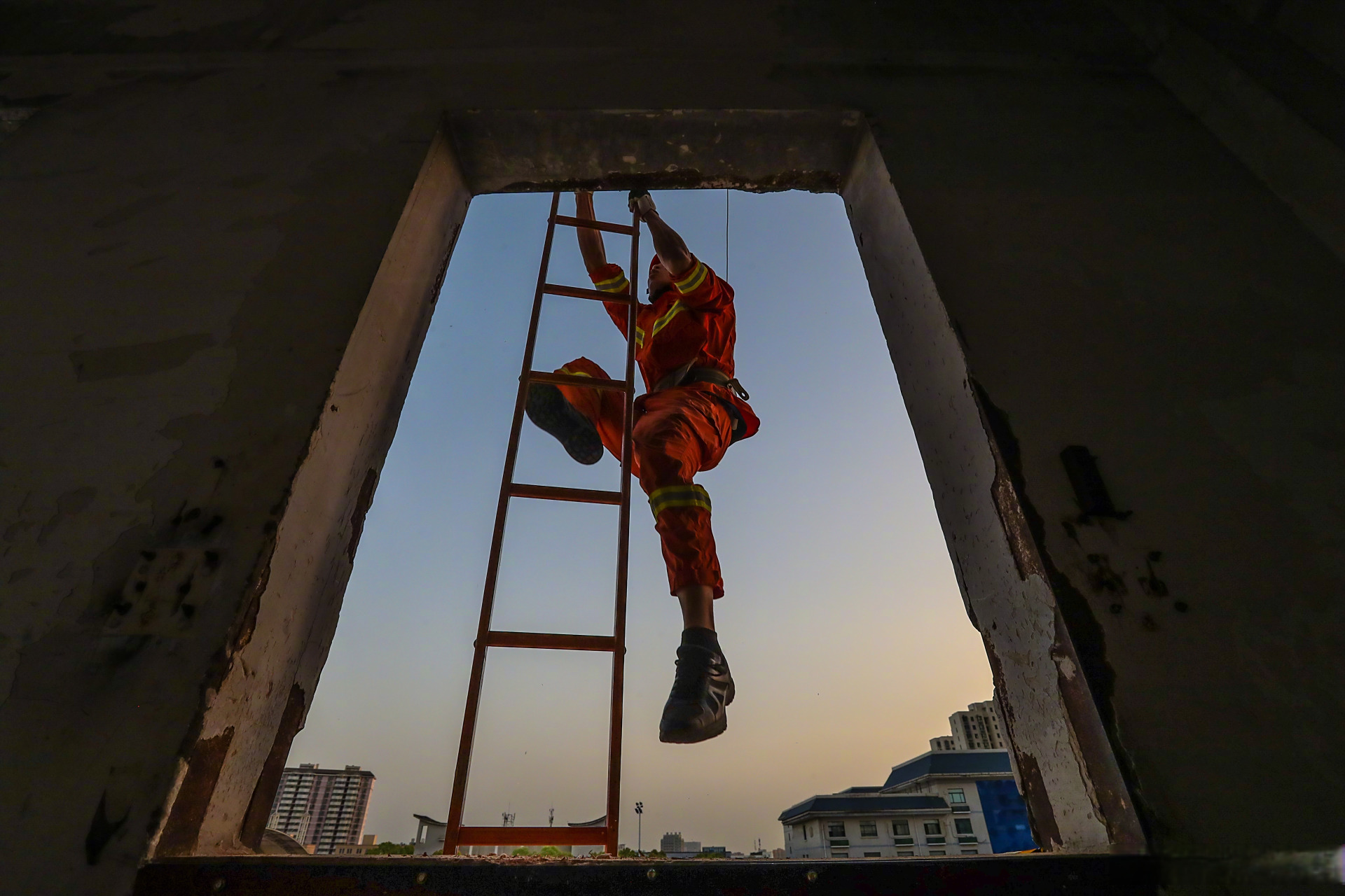 od体育app下载-包含刻苦训练之下，运动员的身影绽放闪光的词条