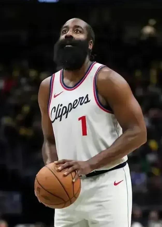 美国篮球赛事中一位老将球员表现出色 美国篮球赛事中一位老将球员表现出色